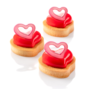 walentynkowa tarta w kształcie serca z dekoracją z różowej czekolady - serce amora