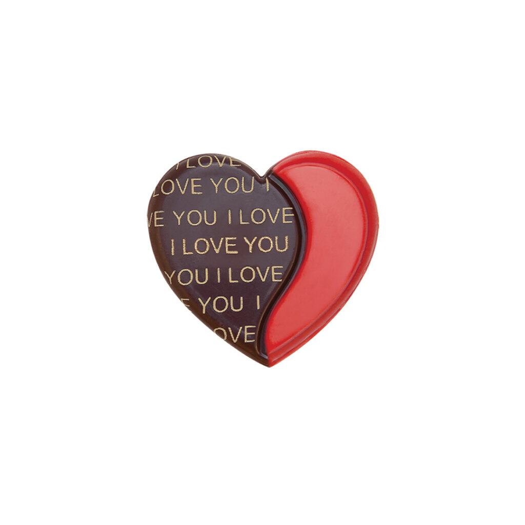 Ozdoba czekoladowa w kształcie serca, gdzie jedna część jest czerwona, a druga ciemna z napisem "I LOVE YOU".