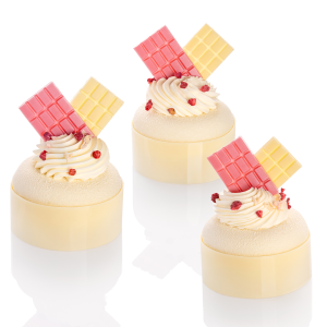 Małe czekoladowe tabliczki w różowym i białym kolorze